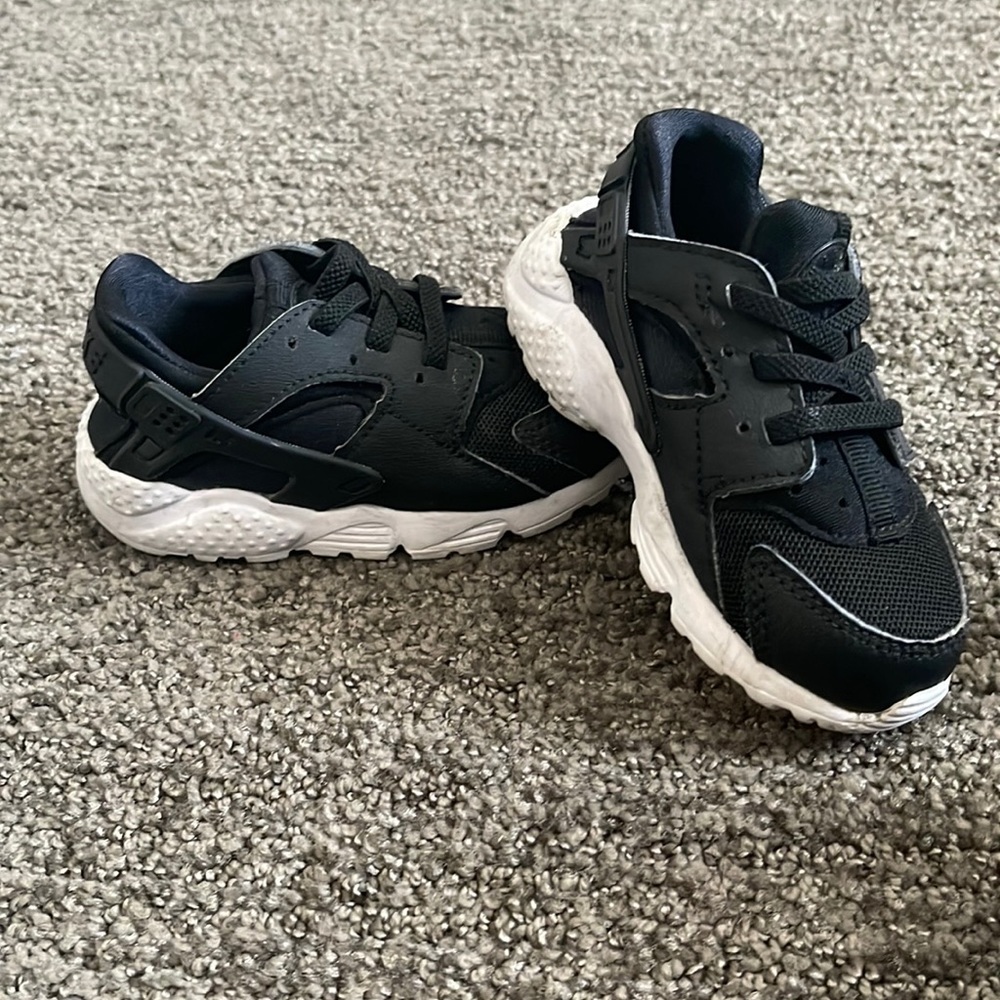 Black and white Nike huaraches size 6